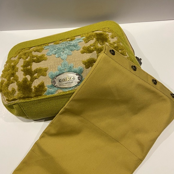 CAKE by Petunia, pickle bottom diaper clutch in teal and green w/ wristlet strap - Picture 5 of 5
